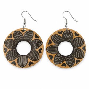 Boucles d’oreilles en bois gravé – Fleur tissée